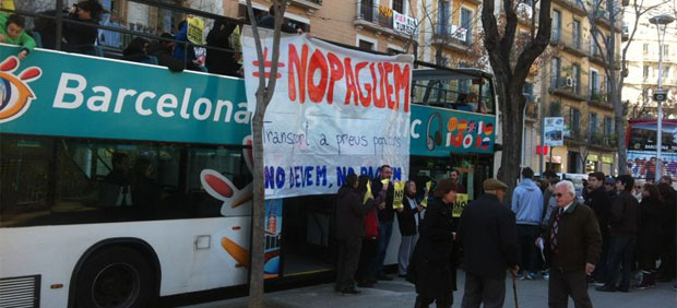 OCUPAN UN BARCELONA BUS TURISTIC PARA QUEJARSE CON LAS NUEVAS TARIFAS.