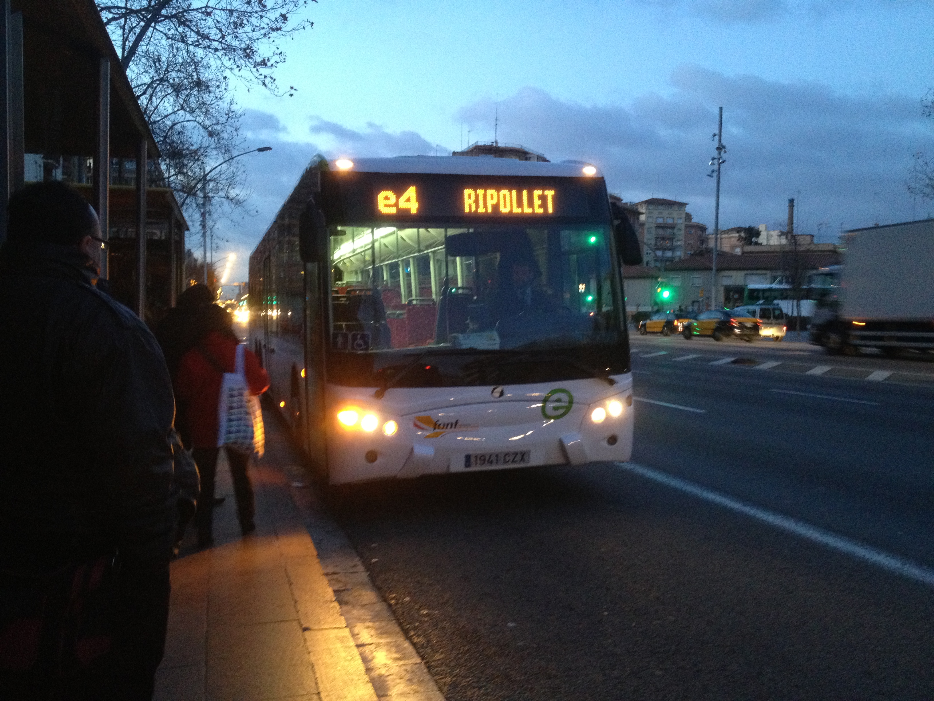 ENTRA UN VOLVO DE TRES EJES A FONT RIPOLLET