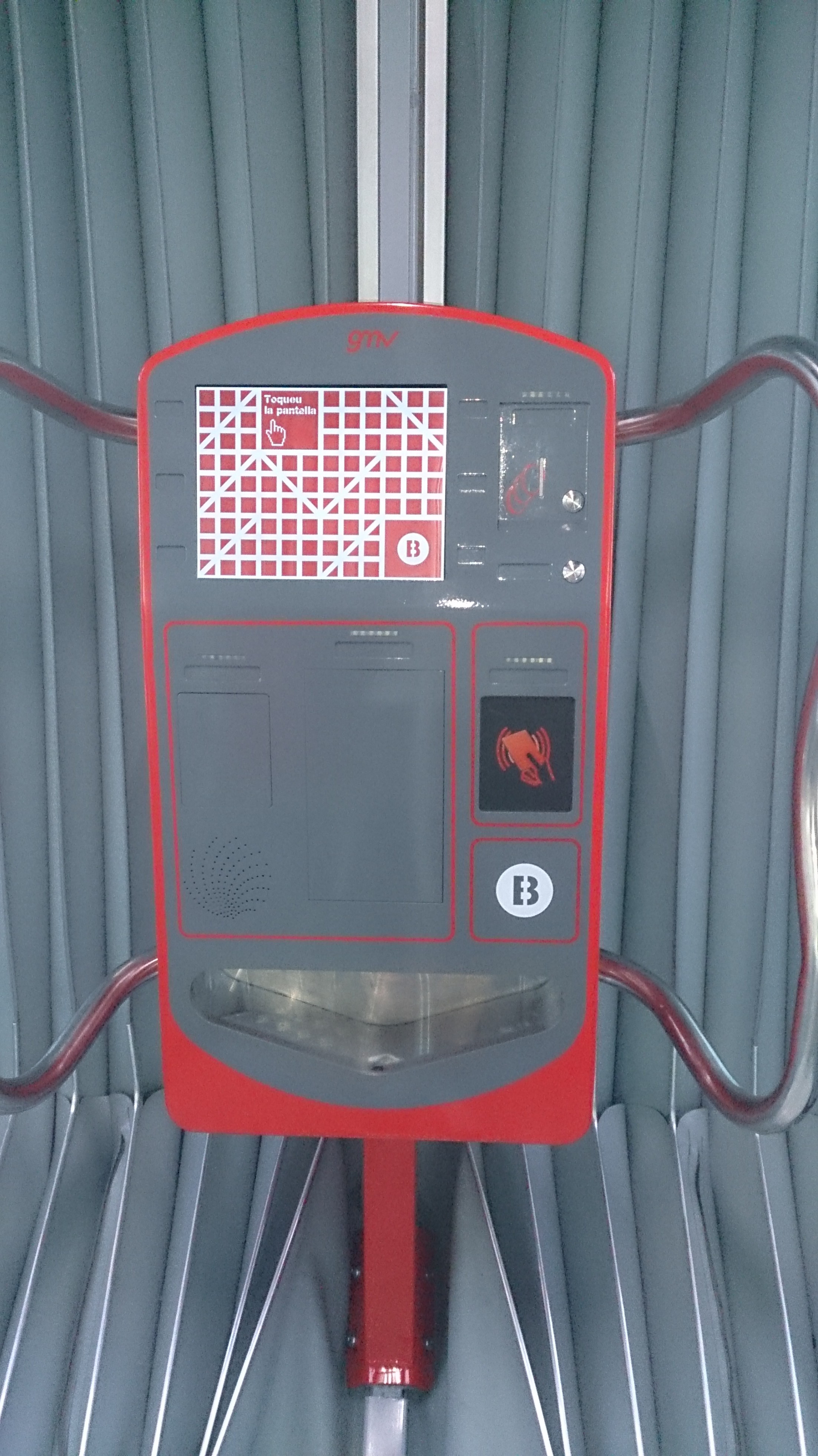 IMPLANTAN UNA NUEVA MAQUINA PARA VENDER BILLETES EN EL VANHOOL