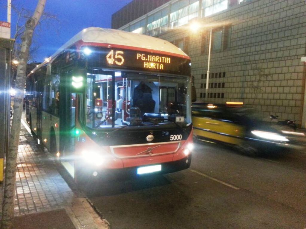 YA SALEN A LA CALLE LOS VOLVO 7900 HYBRID DE TMB CON VIAJEROS