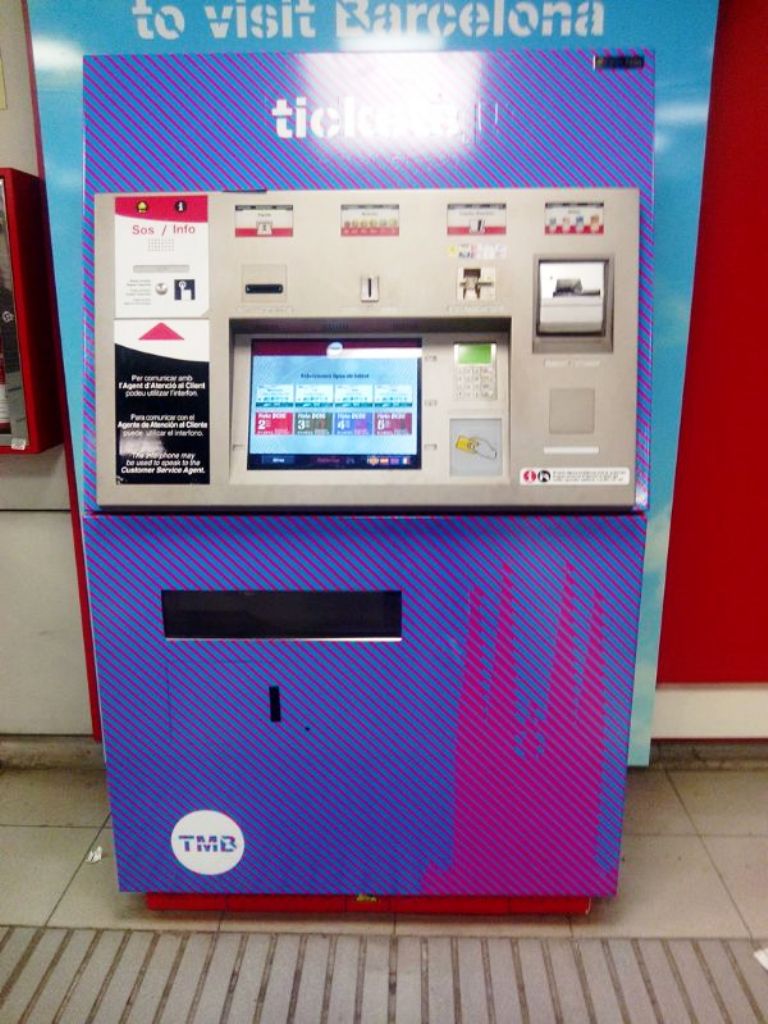 TMB PRUEBA UN NUEVO DISEÑO EN LAS MAQUNIAS DE VENDER BILLETES