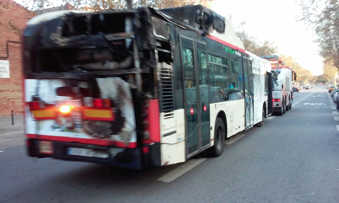 EL 6766 DE TMB SE INCENDIA EN BARÓ DE VIVER