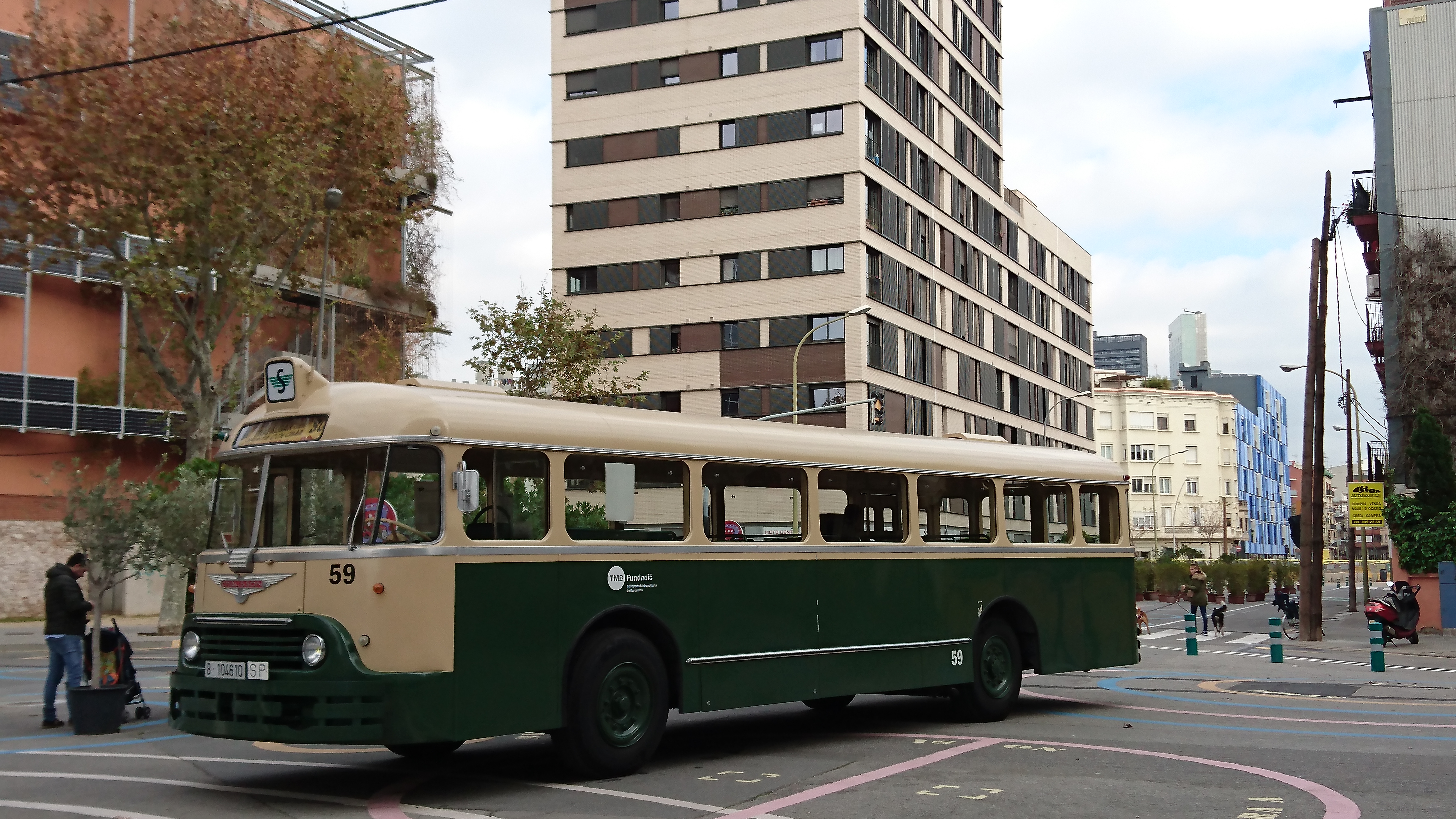 LA LIBRERIA LA PETITA HACE UN CUENTACUENTOS EN UN AUTOBÚS CLASICO