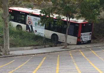 Accidentado un autobús de la linea 19 en Sant Genís