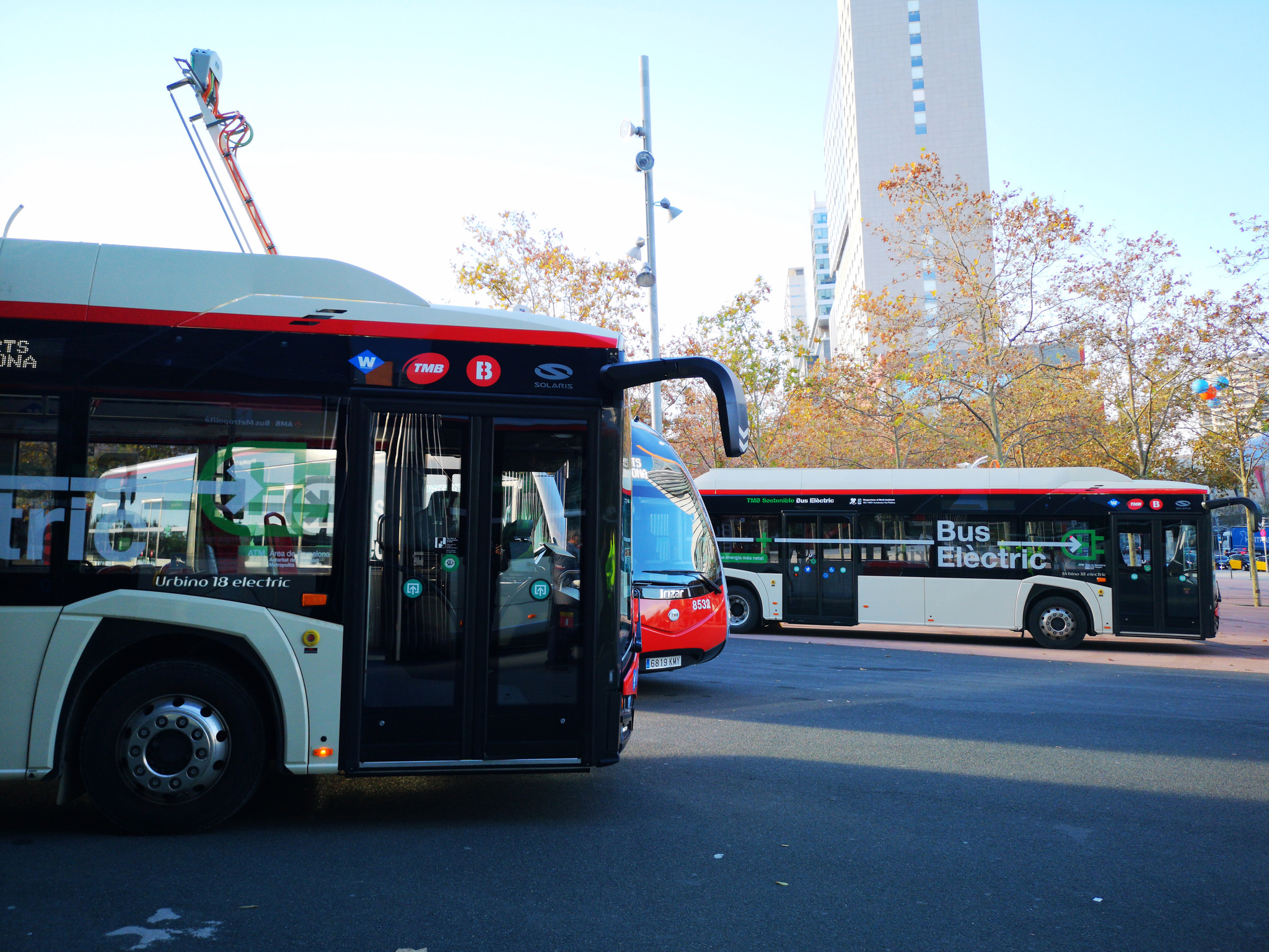 Presentados los irizar y solaris articulados electricos