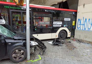 Una victima mortal en un accidente de autobús en Poblenou