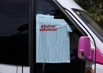 Exito en la marcha lenta de autocares para salvar el sector