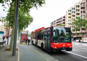 Apartado el 5102 tras evitar un grave accidente en el carrer de la Marina