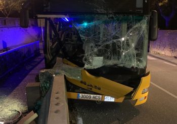 Accidentado un autobús de Tusgsal en Tiana