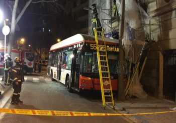 Seis heridos en un accidente entre dos autobuses de la línea 55 de TMB