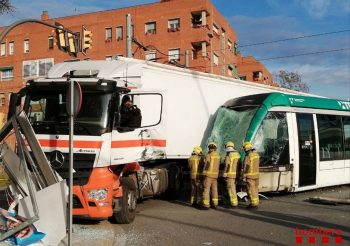 Un camión se accidenta con un tranvía y deja tres heridos leves