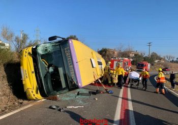 Siete heridos leves al volcar un autobús urbano de Castellbisbal