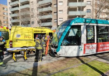 Un tranvía embiste a una ambulancia en la Avinguda Diagonal dejando siete heridos