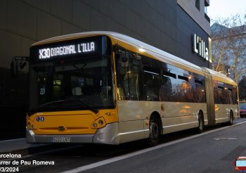 La línea X30 incorpora autobuses articulados