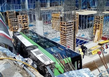 Un herido crítico tras caerse un autobús de Rosanbus a unas obras en Esplugues de Llobregat