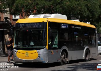 Un autobús averiado de Monbus colisiona contra varios vehículos y deja dos heridos leves