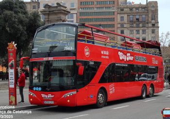 Se incendia un bus del Barcelona City Tour enfrente de la Casa de les Punxes