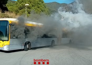 Se incendia un autobús de Direxis Tusgsal en el Hospital de Can Ruti