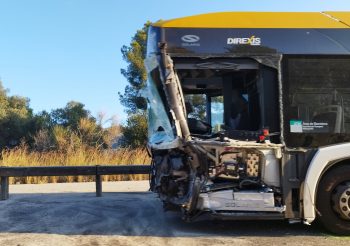 Dos heridos leves y uno grave en un accidentre entre una ambulancia y un autobús de Direxis Tusgsal