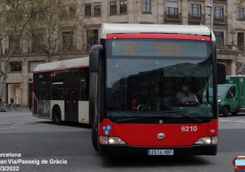 Se incendia un autobús de TMB en La Sagrera