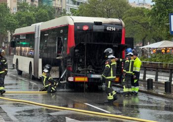 Se incendia un autobús articulado de TMB en la barceloneta